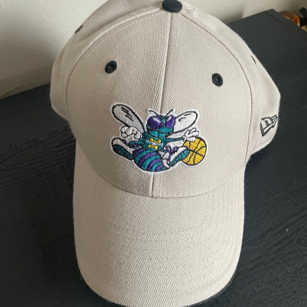 Gray Cap with Embroidered Logo New Orleans basketball